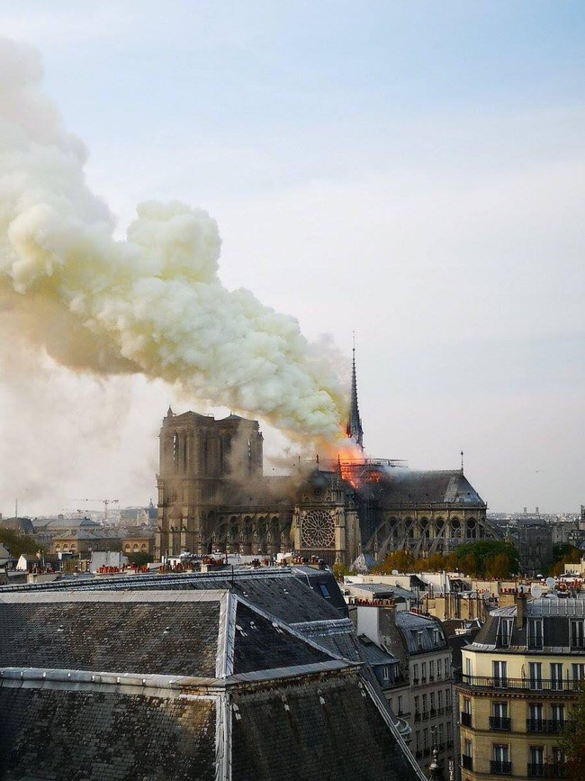 Trước khi sụp đổ một phần vì vụ cháy chấn động, Nhà thờ Đức Bà ở Paris từng là biểu tượng bình yên của cả nước Pháp - Ảnh 1.
