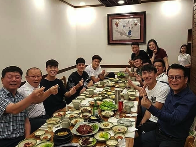 Đình Trọng, Quang Hải thả tim cực đáng yêu khi đi ăn tối cùng HLV Park Hang-seo - Ảnh 1.