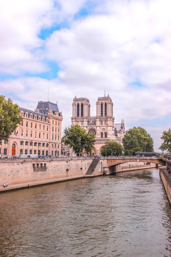 Trước khi sụp đổ một phần vì vụ cháy chấn động, Nhà thờ Đức Bà ở Paris từng là biểu tượng bình yên của cả nước Pháp - Ảnh 11.