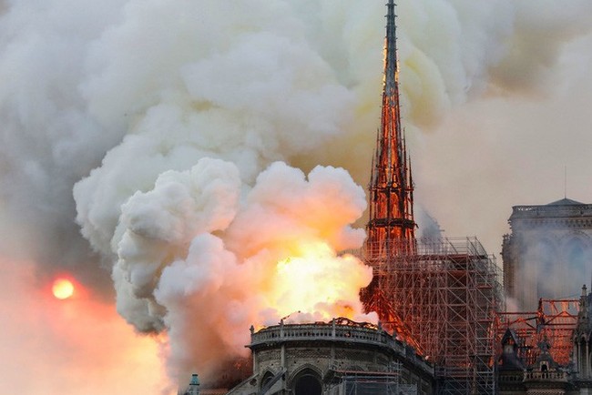 Kinh đô ánh sáng tang thương sau vụ cháy Nhà thờ Đức Bà Paris: Gần một nghìn năm lịch sử chìm trong biển lửa - Ảnh 2.
