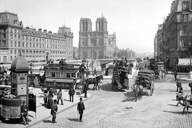 Notre Dame: Biểu tượng đáng tự hào làm nên ý nghĩa của thành phố Paris và sự sụp đổ khiến cả nhân loại rơi nước mắt - Ảnh 2.