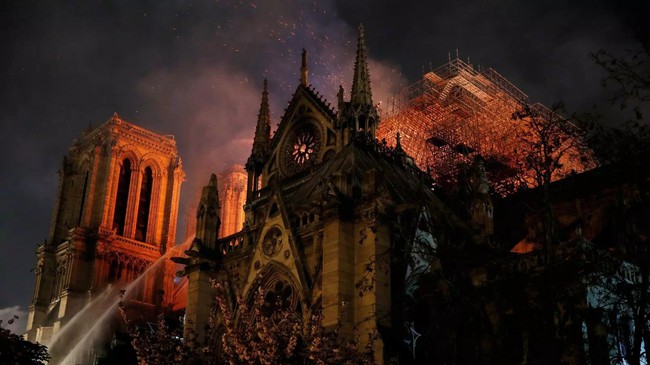 Notre Dame: Biểu tượng đáng tự hào làm nên ý nghĩa của thành phố Paris và sự sụp đổ khiến cả nhân loại rơi nước mắt - Ảnh 12.