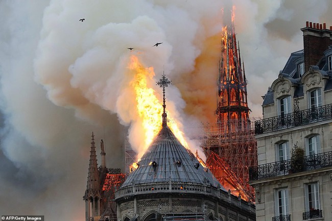 Đám cháy dữ dội bao phủ Nhà thờ Đức Bà Paris, đỉnh tháp 850 năm tuổi sụp đổ - Ảnh 12.