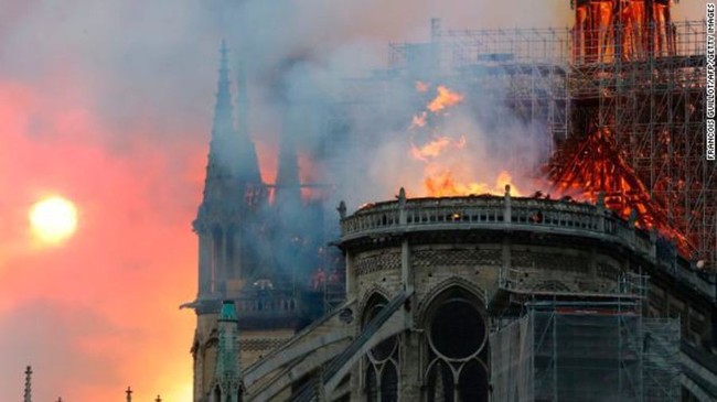 Trước khi sụp đổ một phần vì vụ cháy chấn động, Nhà thờ Đức Bà ở Paris từng là biểu tượng bình yên của cả nước Pháp - Ảnh 4.