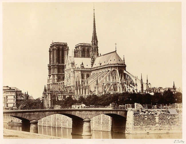 Notre Dame: Biểu tượng đáng tự hào làm nên ý nghĩa của thành phố Paris và sự sụp đổ khiến cả nhân loại rơi nước mắt - Ảnh 3.