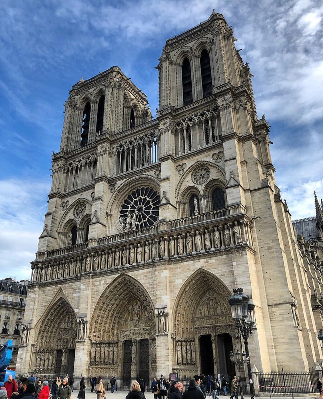 Trước khi sụp đổ một phần vì vụ cháy chấn động, Nhà thờ Đức Bà ở Paris từng là biểu tượng bình yên của cả nước Pháp - Ảnh 6.