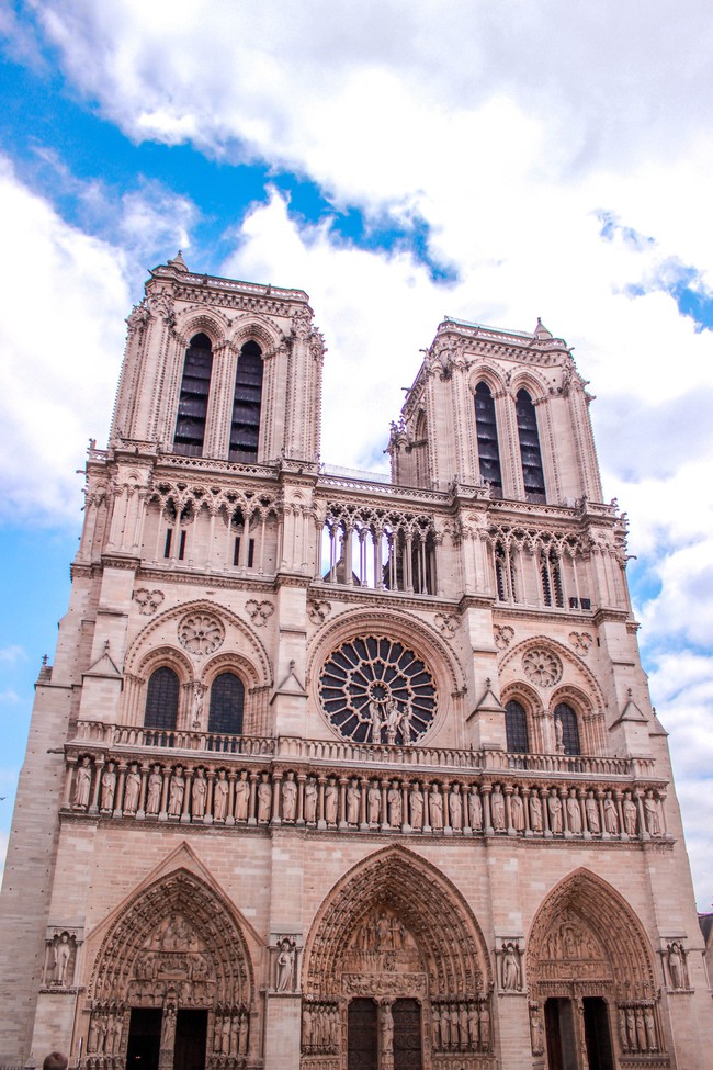Trước khi sụp đổ một phần vì vụ cháy chấn động, Nhà thờ Đức Bà ở Paris từng là biểu tượng bình yên của cả nước Pháp - Ảnh 7.