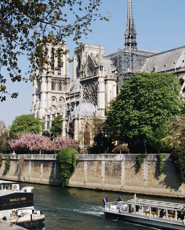 Trước khi sụp đổ một phần vì vụ cháy chấn động, Nhà thờ Đức Bà ở Paris từng là biểu tượng bình yên của cả nước Pháp - Ảnh 10.
