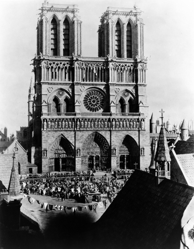 Trước khi bốc cháy, Nhà thờ Đức Bà Paris đã từng lộng lẫy và huy hoàng trong các tác phẩm điện ảnh nghệ thuật đại chúng - Ảnh 1.