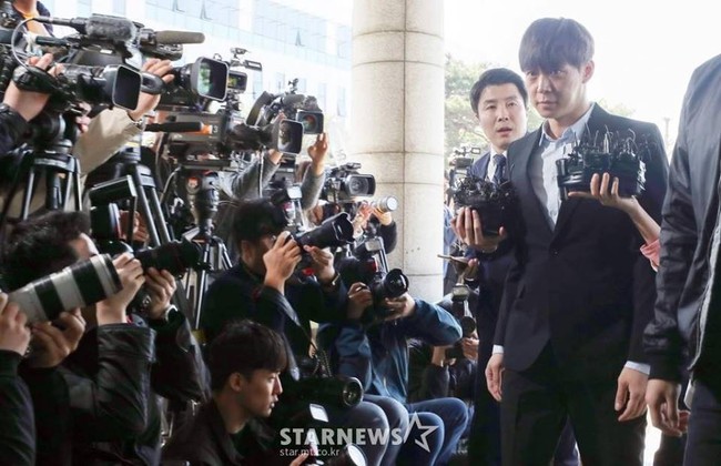 Mỹ nam Hoàng tử gác mái Park Yoochun đến Sở cảnh sát để tiếp nhận điều tra, nhưng phản ứng của netizen mới là điều đáng chú ý  - Ảnh 10.