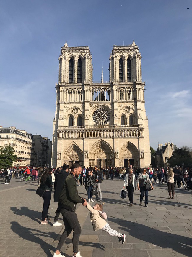 Cư dân mạng truy tìm hai cha con chụp ảnh trước Nhà thờ Đức Bà Paris ngay trước vụ cháy - Ảnh 2.