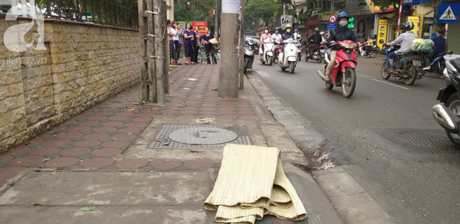 Hà Nội: Vừa rời khỏi nhà, người phụ nữ tử vong bất thường cạnh chiếc xe máy - Ảnh 1.