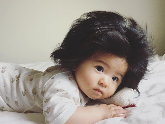 Điểm danh những em nổi như cồn trên mạng vì sở hữu mái tóc chẳng giống ai, các mẹ nhìn vào càng muốn cưng nựng thêm - Ảnh 1. Điểm danh những em nổi như cồn trên mạng vì sở hữu mái tóc chẳng giống ai, các mẹ nhìn vào càng muốn cưng nựng thêm - Ảnh 1.