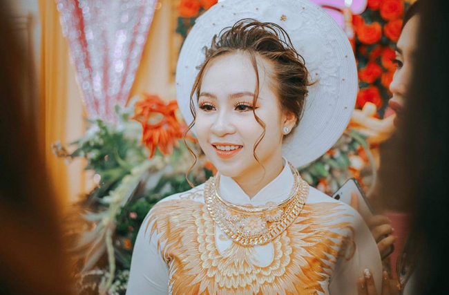 Dân mạng lại kinh ngạc với đám hỏi siêu khủng ở Kiên Giang: Cô dâu 19 tuổi, sính lễ hơn 888 triệu, 14 cây vàng - Ảnh 5.
