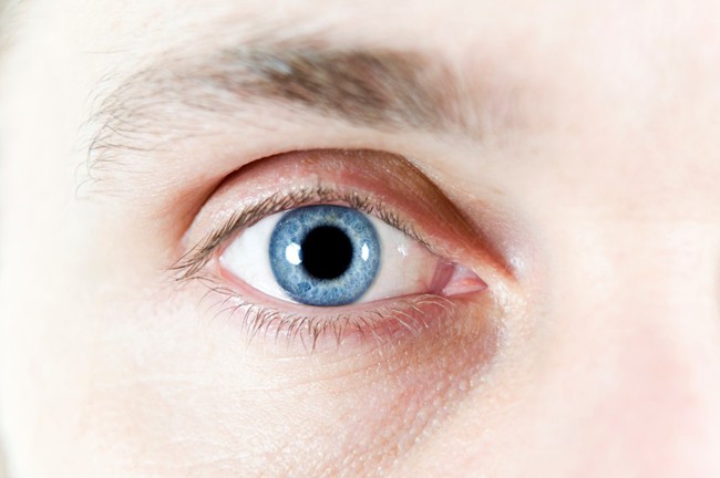 Bệnh nhân ung thư sốc nặng khi chứng kiến mắt bị rách chẳng khác nào… phim kinh dị - Ảnh 2.