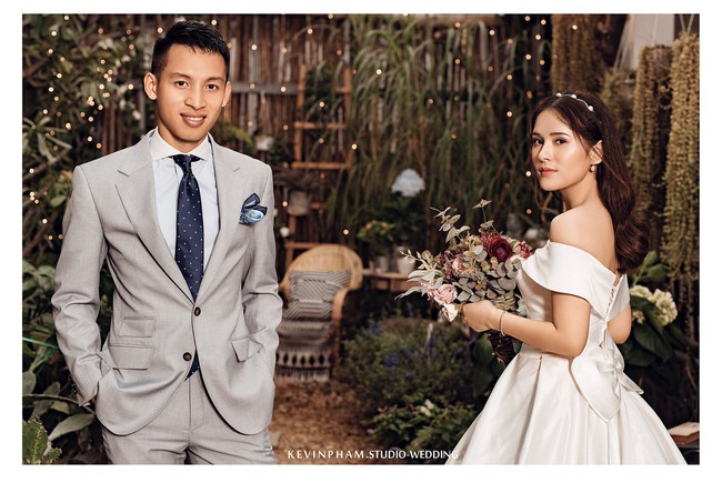 Tiền vệ tuyển Việt Nam công khai ảnh cưới, cảnh hậu trường khiến fan thổn thức vì quá lãng mạn - Ảnh 1.