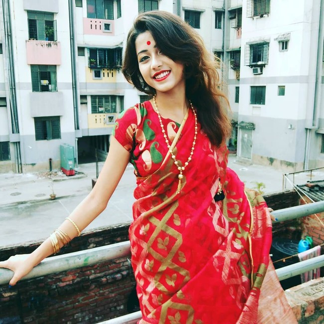 Xuất hiện trong lễ hội Mùa Xuân, thiếu nữ Ấn Độ khiến cộng đồng mạng chao đảo vì nhan sắc đẹp tựa thần tiên - Ảnh 7.