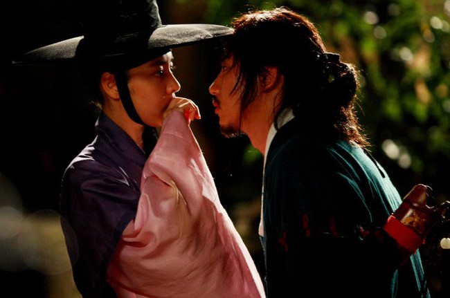 Lật lại phim 18+ táo bạo nhất sự nghiệp của mỹ nhân Giày thủy tinh Kim Gyu Ri: Đóng cảnh ân ái cùng lúc với 2 sao nam hạng A - Ảnh 5.