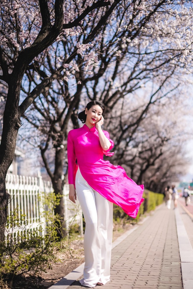 Hoa hậu Hà Kiều Anh khoe dáng thon gọn, rạng rỡ bên con gái cưng ở Hàn Quốc - Ảnh 1.