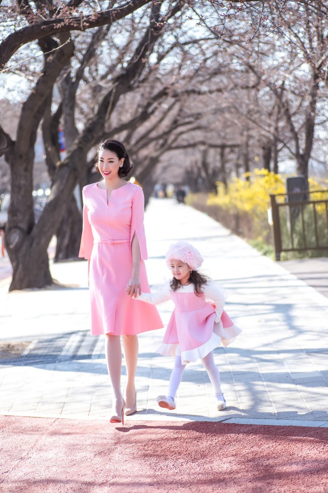 Hoa hậu Hà Kiều Anh khoe dáng thon gọn, rạng rỡ bên con gái cưng ở Hàn Quốc - Ảnh 3.