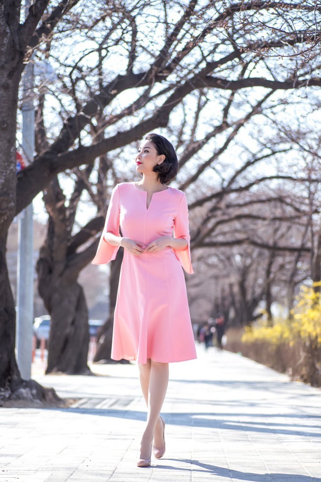 Hoa hậu Hà Kiều Anh khoe dáng thon gọn, rạng rỡ bên con gái cưng ở Hàn Quốc - Ảnh 4.