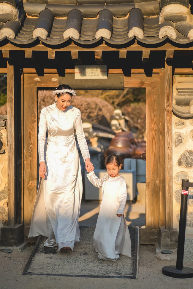 Hoa hậu Hà Kiều Anh khoe dáng thon gọn, rạng rỡ bên con gái cưng ở Hàn Quốc - Ảnh 7.