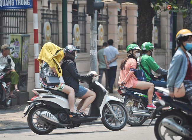 Hà Nội: Người dân, du khách nhăn mặt nhíu mày với nắng nóng 41 độ C giữa trưa Hè - Ảnh 5.
