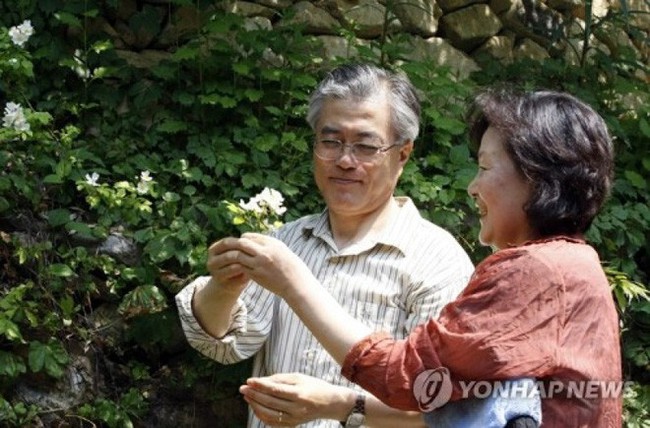Chuyện tình chông gai của Tổng thống Hàn Quốc và nữ ca sĩ quyết từ bỏ showbiz vì chồng - Ảnh 8.