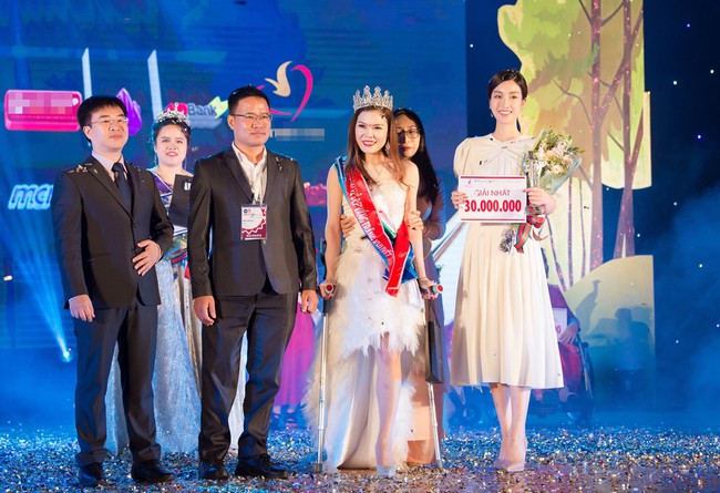 Đỗ Mỹ Linh trao giải Hoa khôi cho cô gái xinh đẹp bị tai nạn mất một chân - Ảnh 5.