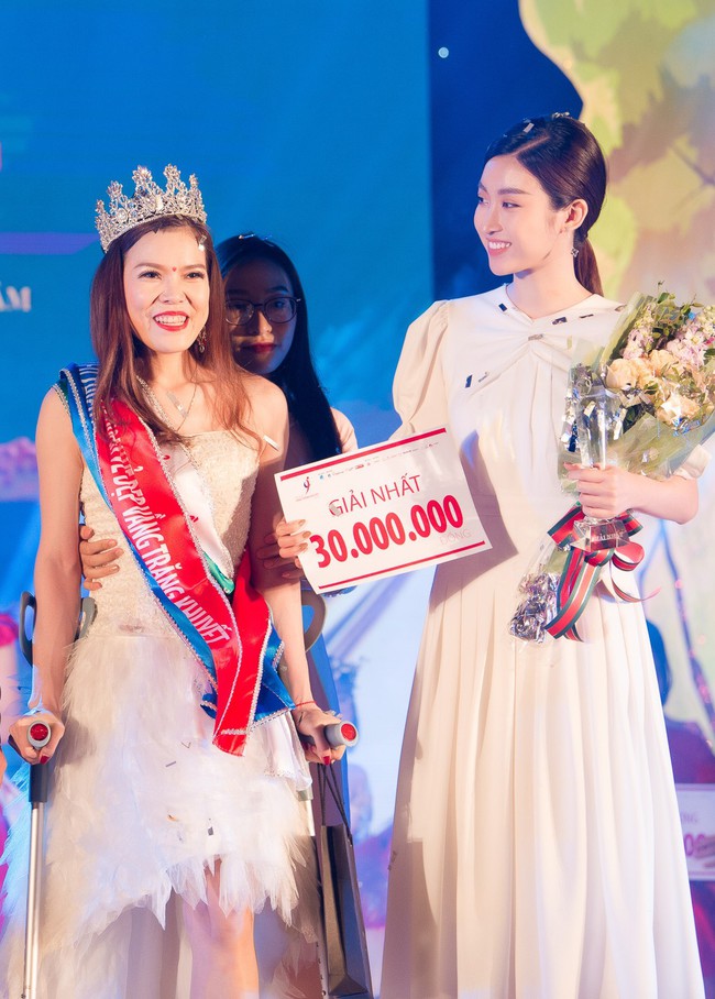 Đỗ Mỹ Linh trao giải Hoa khôi cho cô gái xinh đẹp bị tai nạn mất một chân - Ảnh 4.