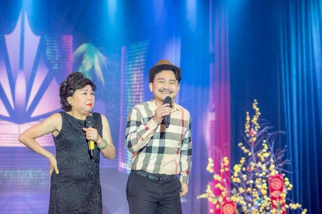 Nghệ sĩ hài Anh Vũ 19 năm chống chọi với ung thư: Phía sau cánh gà, người nghệ sĩ hài đau đớn rúm ró cũng không bao giờ thổ lộ - Ảnh 5. Nghệ sĩ hài Anh Vũ 19 năm chống chọi với ung thư: Phía sau cánh gà, người nghệ sĩ hài đau đớn rúm ró cũng không bao giờ thổ lộ - Ảnh 5.