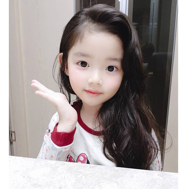 Cô bé Hàn Quốc mới 7 tuổi đã được dự đoán sẽ là mỹ nhân đình đám trong tương lai - Ảnh 1.