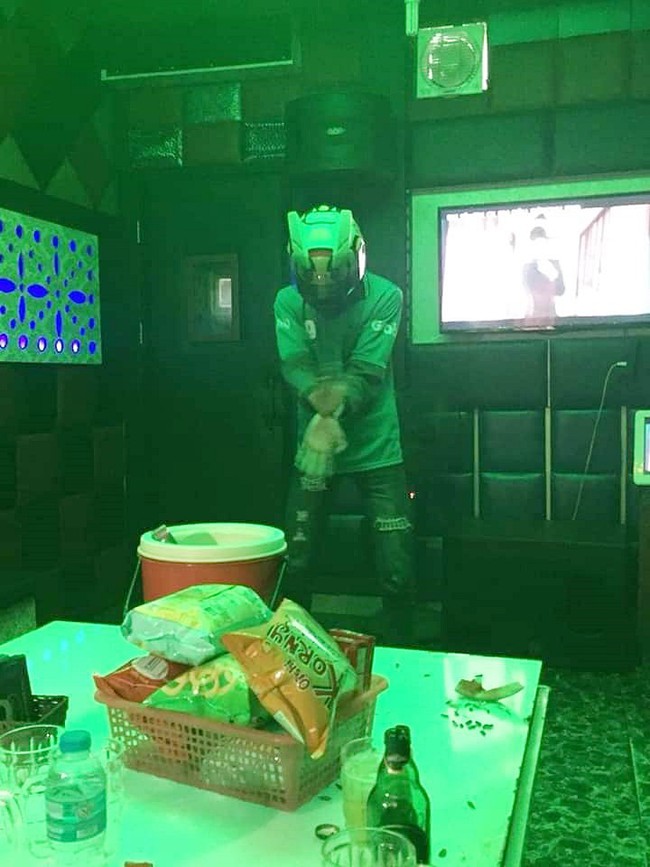 Cô gái trẻ đòi chia tay vì bạn trai mặc nguyên đồng phục xe ôm tới quẩy ở quán karaoke và sự thật ngỡ ngàng - Ảnh 2.