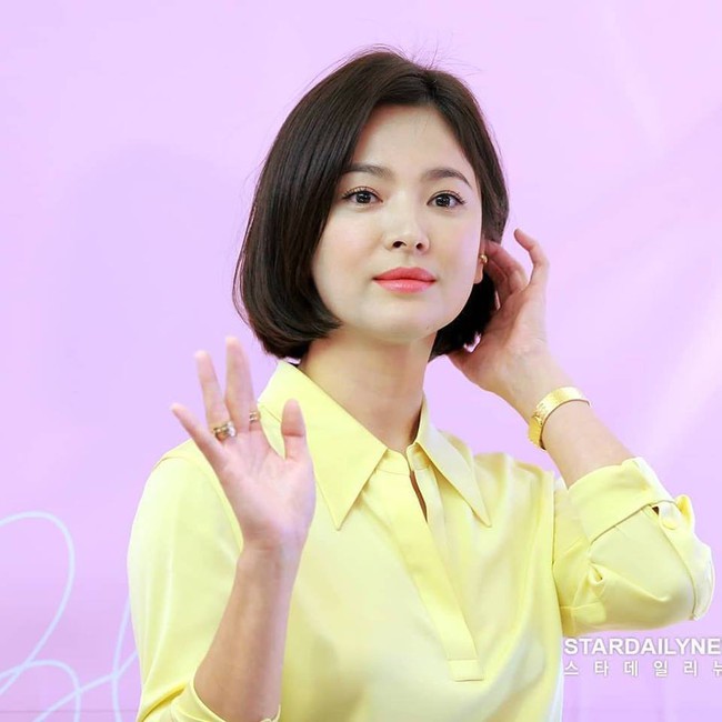 Song Hye Kyo tỏa s&aacute;ng rực rỡ khi đi sự kiện nhưng lại bị lộ khuyết điểm n&agrave;y tr&ecirc;n cơ thể  - Ảnh 2.