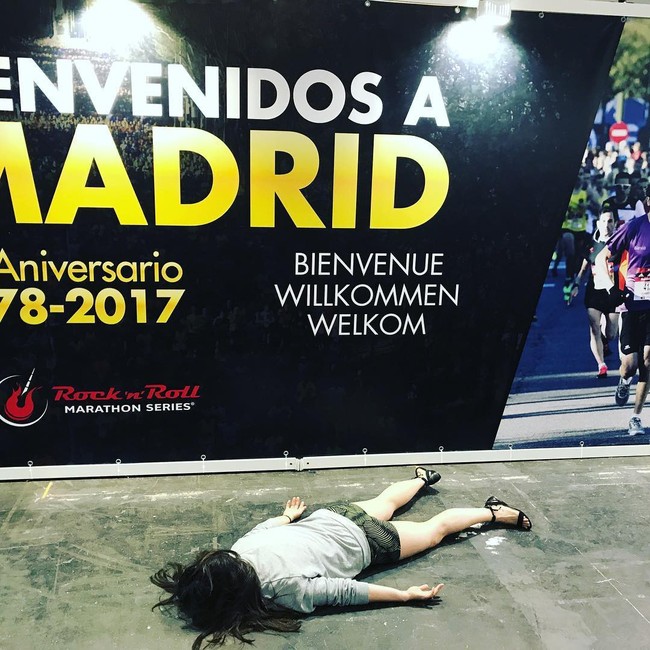 Dân tình đi du lịch thi nhau chụp ảnh selfie thì người phụ nữ này lại đi khắp thế giới để nằm sấp giả chết với một lý do gây bất ngờ - Ảnh 7.