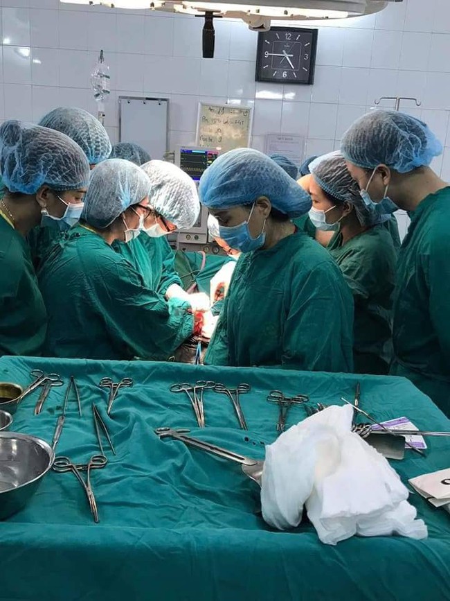 Phẫu thuật cấp cứu thành công cho bệnh nhân bị vỡ tử cung thai 18 tuần - Ảnh 1.