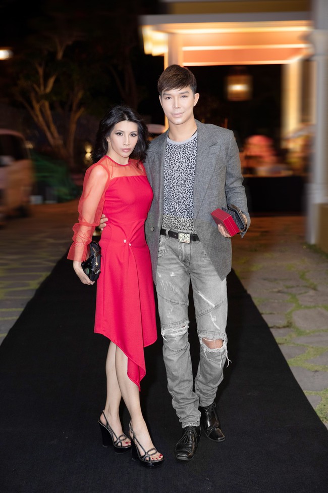 Nathan Lee khoe nhẫn kim cương 10 tỷ khi xuất hiện bên người phụ nữ lạ mà quen này - Ảnh 4. Nathan Lee khoe nhẫn kim cương 10 tỷ khi xuất hiện bên người phụ nữ lạ mà quen này - Ảnh 4.
