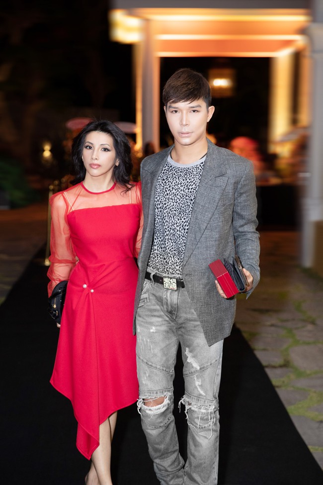 Nathan Lee khoe nhẫn kim cương 10 tỷ khi xuất hiện bên người phụ nữ lạ mà quen này - Ảnh 3. Nathan Lee khoe nhẫn kim cương 10 tỷ khi xuất hiện bên người phụ nữ lạ mà quen này - Ảnh 3.