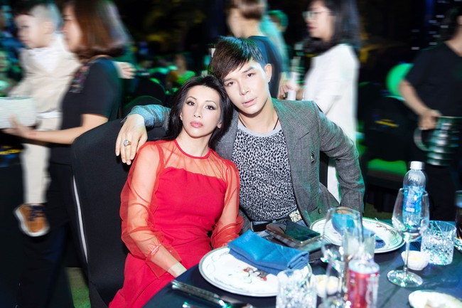 Nathan Lee khoe nhẫn kim cương 10 tỷ khi xuất hiện bên người phụ nữ lạ mà quen này - Ảnh 5. Nathan Lee khoe nhẫn kim cương 10 tỷ khi xuất hiện bên người phụ nữ lạ mà quen này - Ảnh 5.