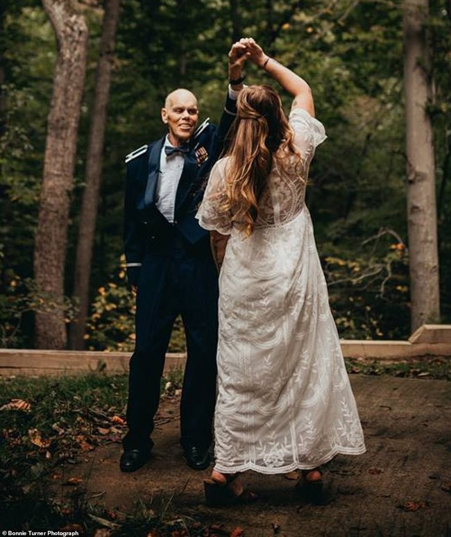 Hủy buổi chụp hình cưới, cô dâu ghi lại khoảnh khắc khiêu vũ cùng cha sau sân nhà và câu chuyện đầy xúc động phía sau - Ảnh 2.