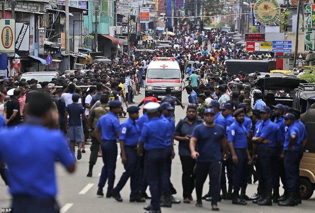 Hiện trường tan hoang, đẫm máu sau một loạt vụ nổ xảy ra ở Sri Lanka khiến ít nhất 160 người thiệt mạng đúng ngày lễ Phục Sinh - Ảnh 3.