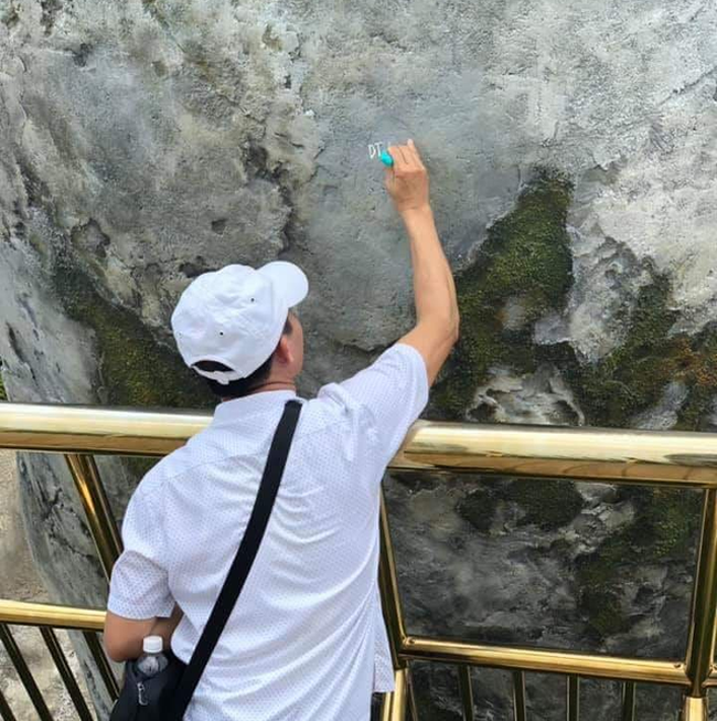 Lấy bút xóa viết lên bàn tay đá ở Cầu Vàng Đà Nẵng, còn selfie cùng tác phẩm, nam du khách khiến MXH phẫn nộ - Ảnh 2.