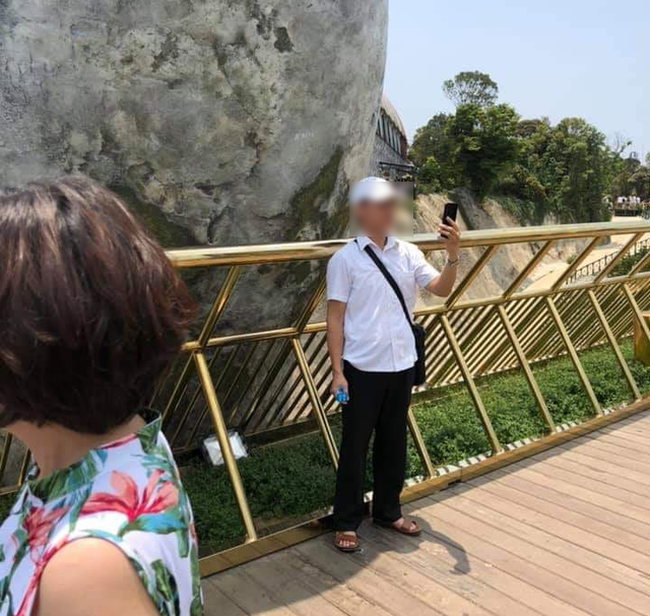 Lấy bút xóa viết lên bàn tay đá ở Cầu Vàng Đà Nẵng, còn selfie cùng tác phẩm, nam du khách khiến MXH phẫn nộ - Ảnh 4. Lấy bút xóa viết lên bàn tay đá ở Cầu Vàng Đà Nẵng, còn selfie cùng tác phẩm, nam du khách khiến MXH phẫn nộ - Ảnh 4.