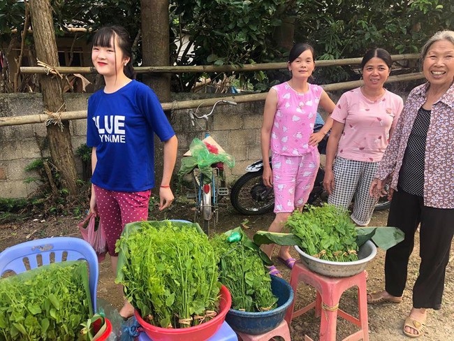 Nhờ vào vài bức ảnh chụp vội của khách qua đường, cô sơn nữ bán rau rừng bỗng trở nên nổi tiếng vì quá xinh - Ảnh 3.