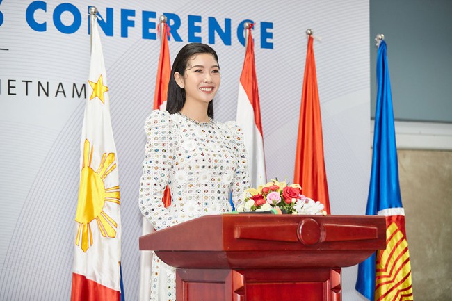 Á hậu Thúy Vân bắn tiếng Anh như gió, tự tin làm giám khảo cuộc thi hùng biện dành cho sinh viên - Ảnh 1. Á hậu Thúy Vân bắn tiếng Anh như gió, tự tin làm giám khảo cuộc thi hùng biện dành cho sinh viên - Ảnh 1.