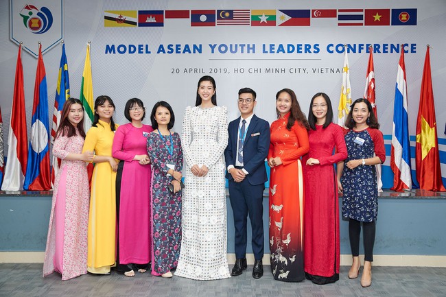 Á hậu Thúy Vân bắn tiếng Anh như gió, tự tin làm giám khảo cuộc thi hùng biện dành cho sinh viên - Ảnh 3. Á hậu Thúy Vân bắn tiếng Anh như gió, tự tin làm giám khảo cuộc thi hùng biện dành cho sinh viên - Ảnh 3.