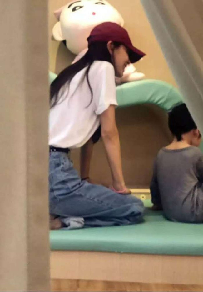 Giữa tin đồn ly hôn, Angelababy vẫn vui vẻ hạnh phúc bên con trai ngày cuối tuần - Ảnh 1. Giữa tin đồn ly hôn, Angelababy vẫn vui vẻ hạnh phúc bên con trai ngày cuối tuần - Ảnh 1.