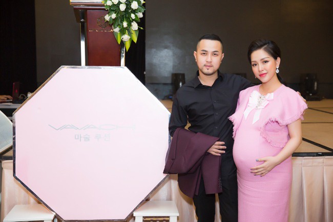 Bảo Thy diện cây” menswear trắng cá tính đến chúc mừng chị dâu sắp lâm bồn - Ảnh 7. Bảo Thy diện cây” menswear trắng cá tính đến chúc mừng chị dâu sắp lâm bồn - Ảnh 7.