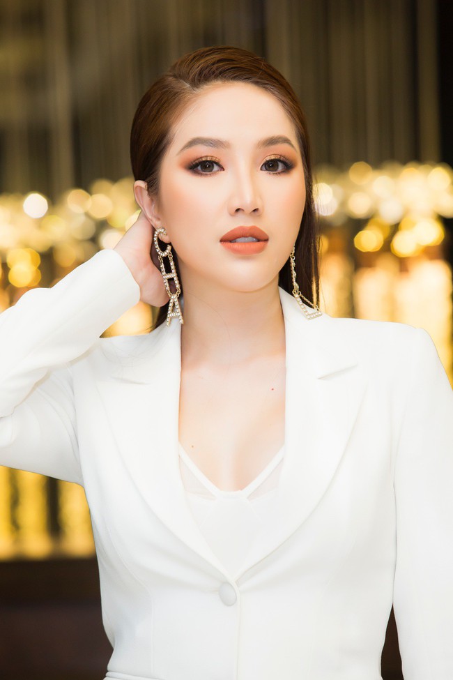 Bảo Thy diện cây” menswear trắng cá tính đến chúc mừng chị dâu sắp lâm bồn - Ảnh 4. Bảo Thy diện cây” menswear trắng cá tính đến chúc mừng chị dâu sắp lâm bồn - Ảnh 4.