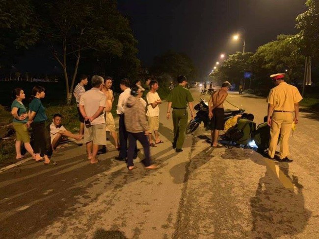 Hà Nội: Truy tìm ô tô gây tai nạn kéo lê bé trai 100m - Ảnh 1.